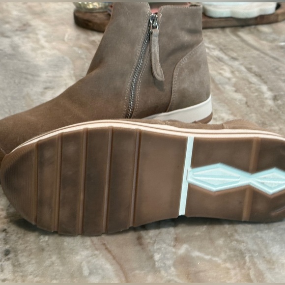 Women’s STEVE MADDEN Glided taupe suede platform sneakers- Size 8.5 - Picture 7 of 10